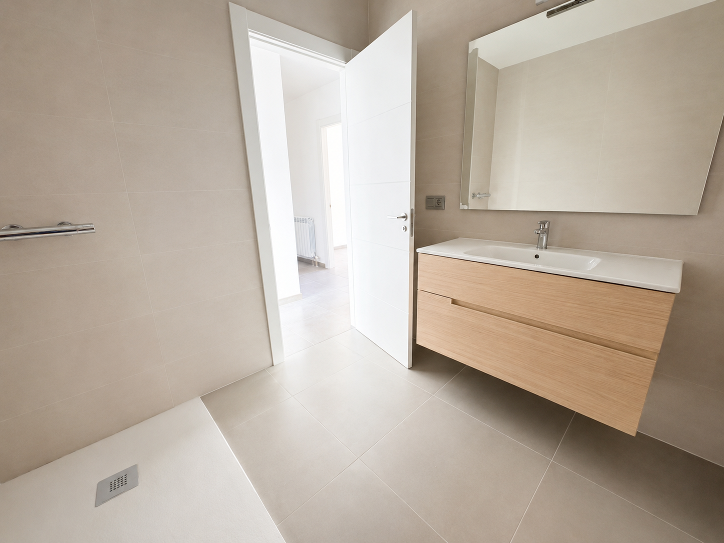 Baño principal con mueble madera