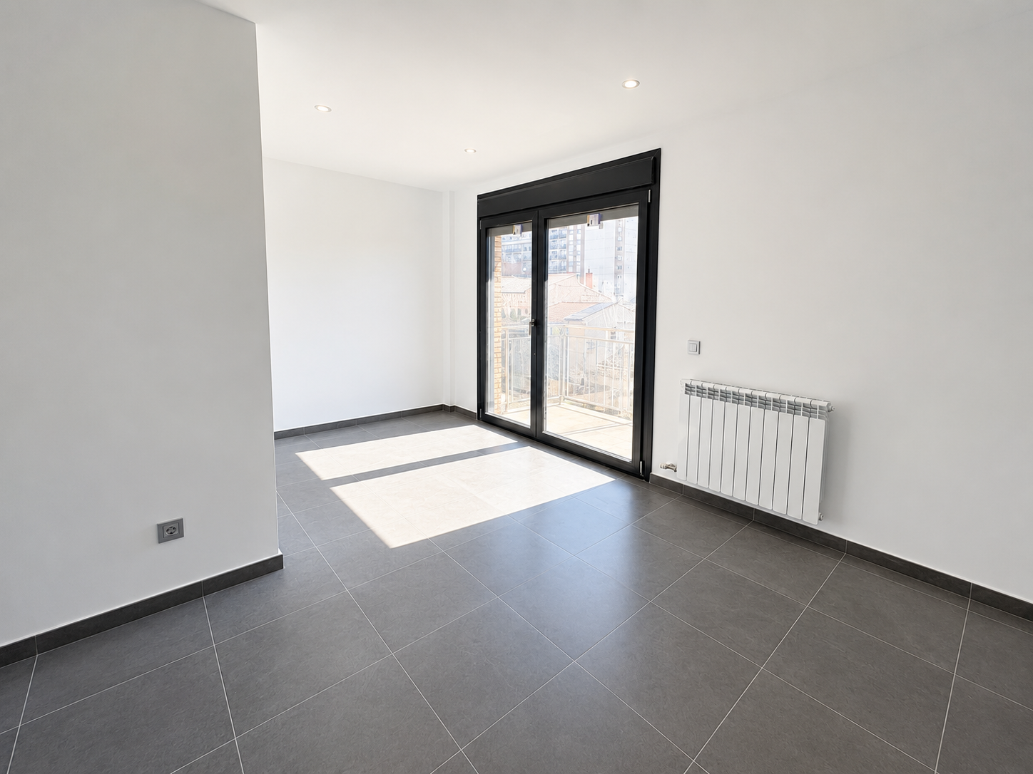 Salón con balcón al exterior