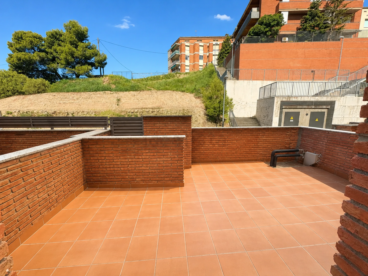 Patio interior con muros de ladrillo