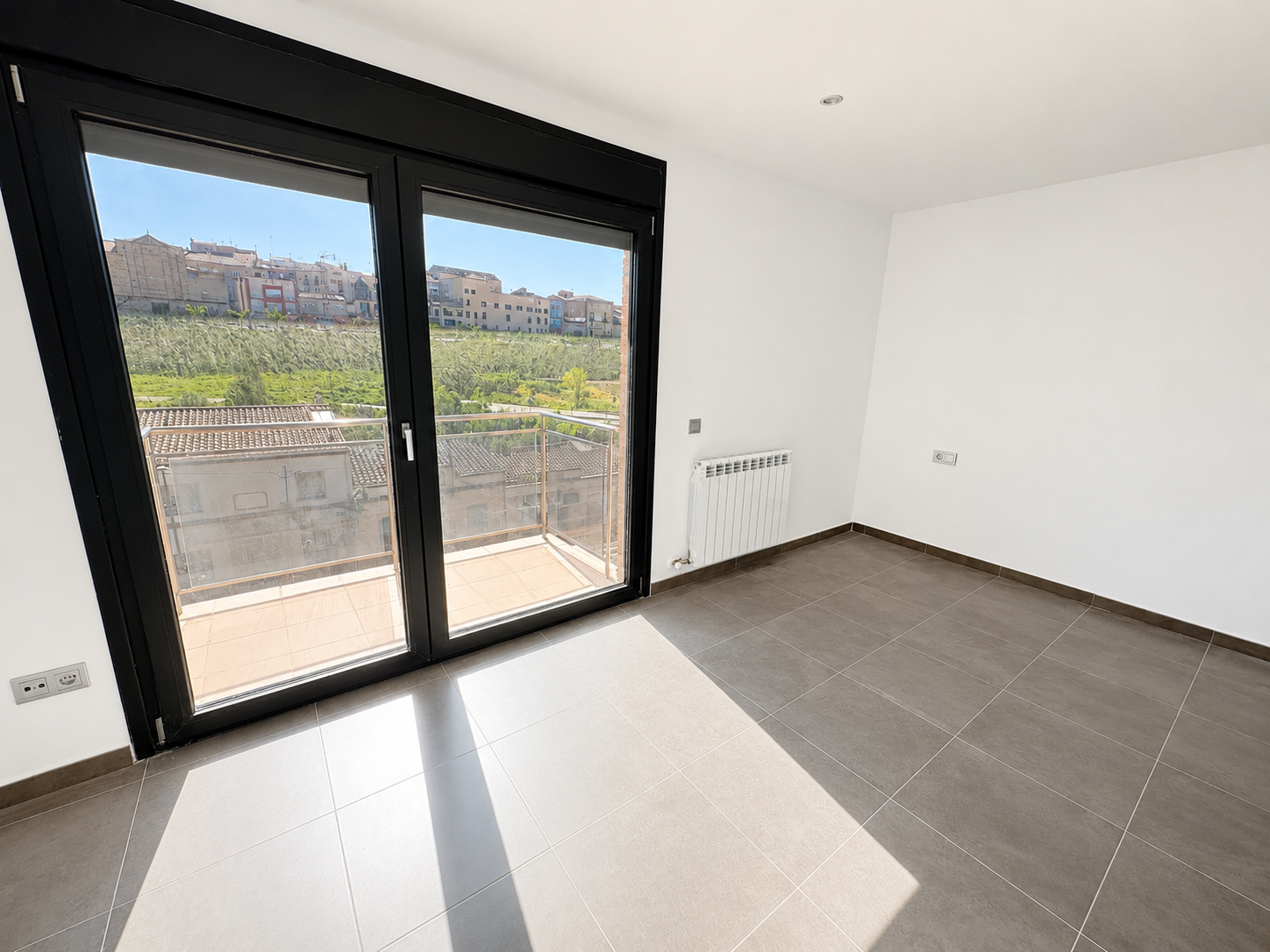 Habitación con balcón y vista al verde