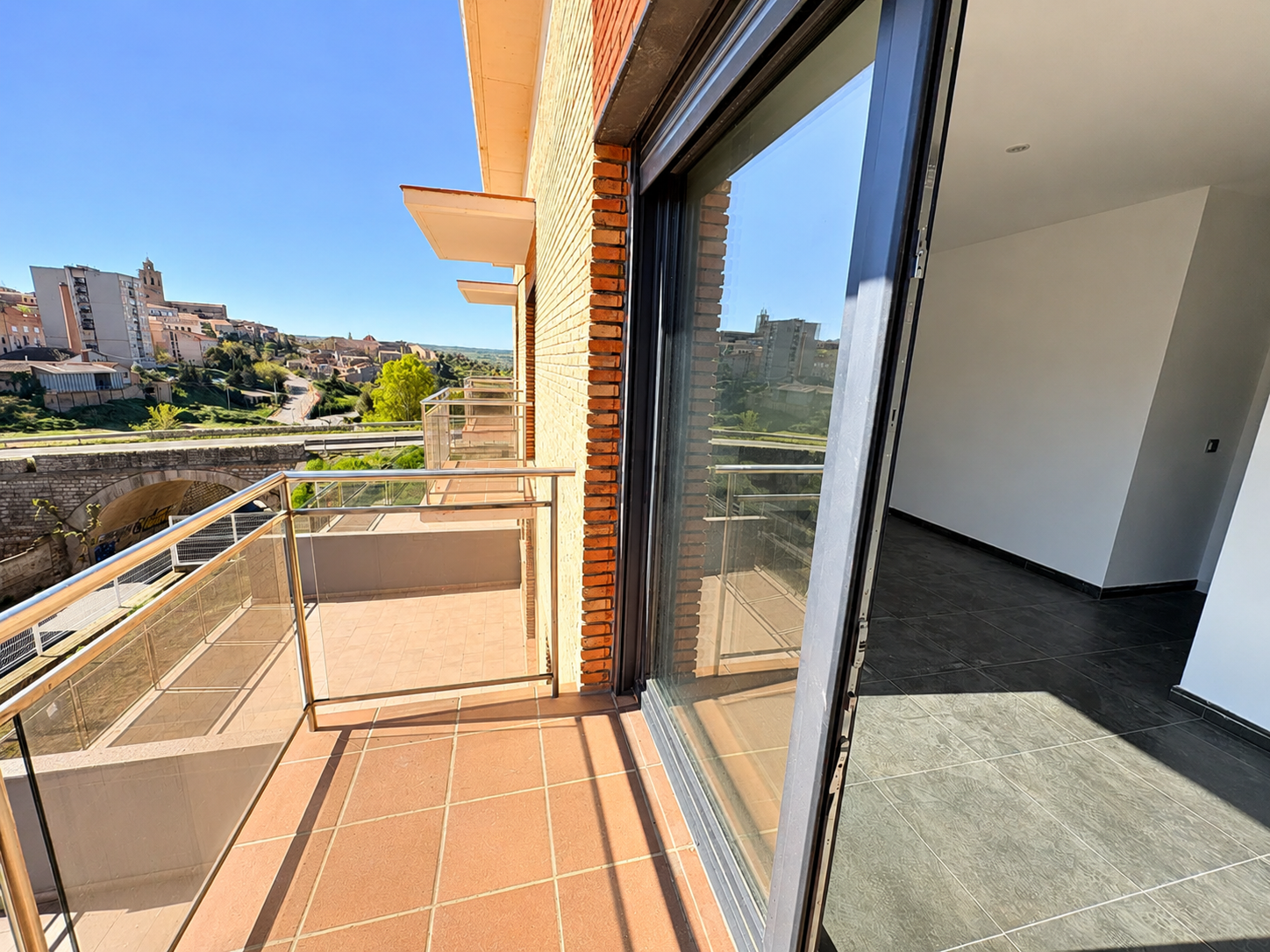 Balcón privado con vista a iglesia y acueducto