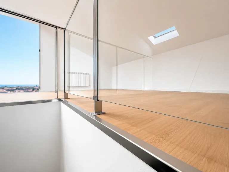 Espacio superior con suelo madera y claraboya