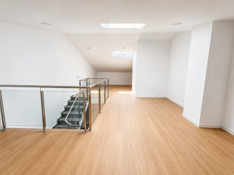 Buhardilla con escalera y suelo de madera